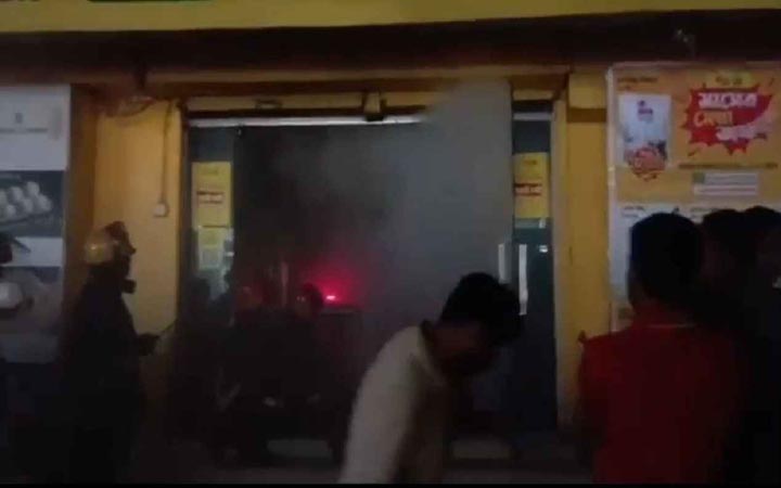 রাজধানীর আদাবরে সুপার শপে আগুন